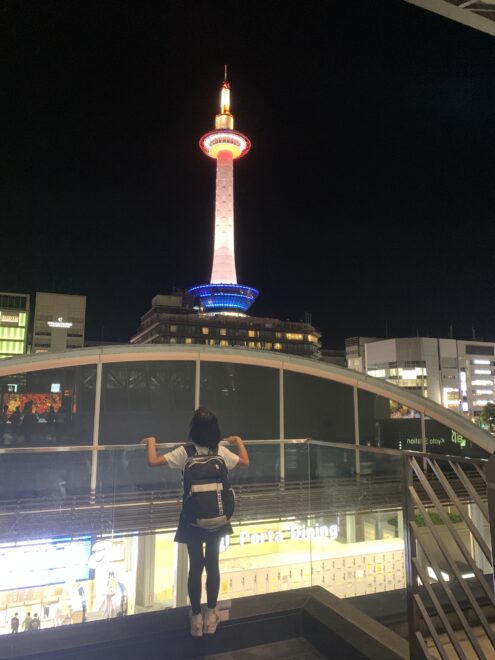 京都タワーを見る看板娘ひなまるちゃん