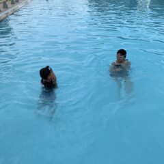 早過ぎる夏休み。貸切プールで、親子それぞれの休日